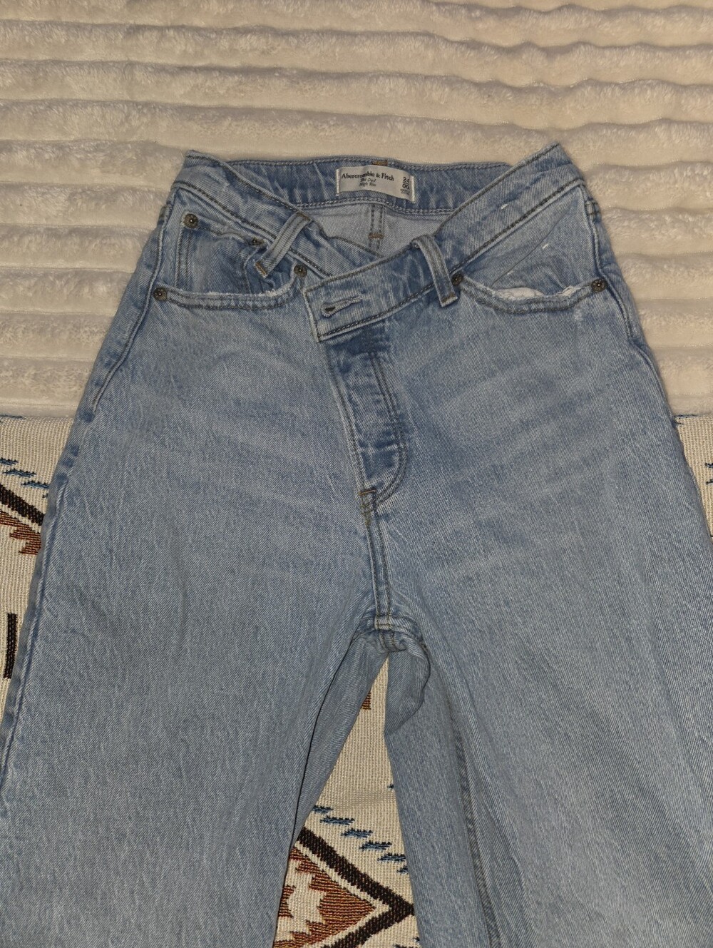 58. Abercrombie & Fitch Light Wash Straight Leg Women’s Jeans SIZE 24